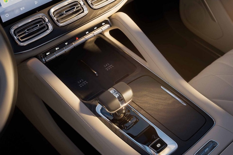 Роскошный кроссовер Geely Monjaro Plus готовится к старту продаж